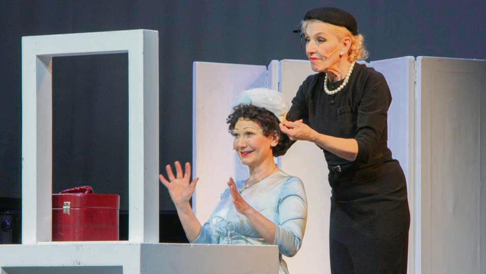 Große Künstlerinnen und enge Freundinnen: Edith Piaf (Heleen Joor, l.) macht Marlene Dietrich (Susanne Rader) sogar zu ihrer Trauzeugin. Foto: Wissing