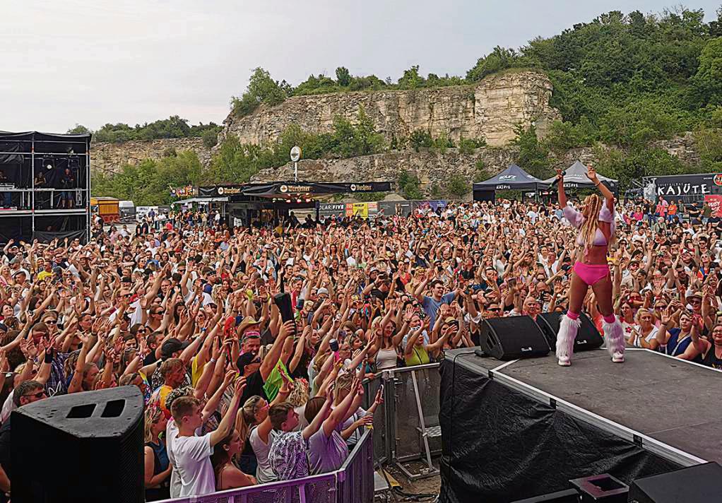 Rund 2500 Besucher waren in den Steinbruch gekommen und feierten die Stars vergangener Jahrzehnte – wie hier Loona. Fotos: Goddek