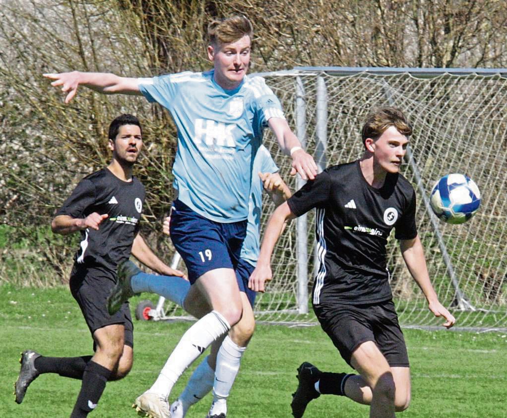 Tim Grimme (in Blau), hier flankiert von Fabio Mattina (l.) und Thilo Altstädt (r.), kam im Kellerduell in Bad Westernkotten mit dem FC Mönninghausen nicht über ein 1:1 hinaus.