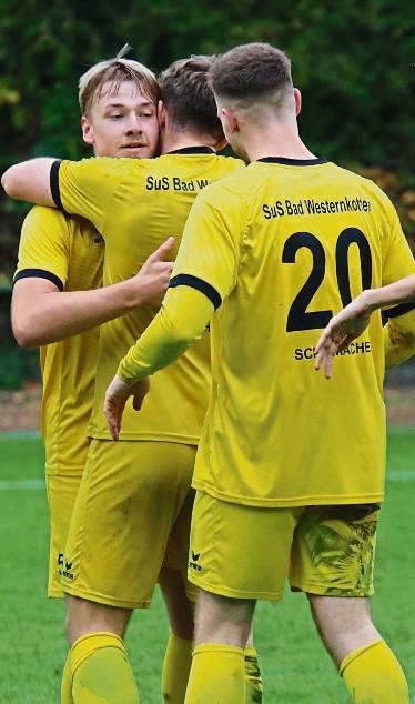 In der 92. Minute bejubelte der SuS Bad Westernkotten den 2:2-Ausgleich durch David Wallmeier. Foto: Heinke