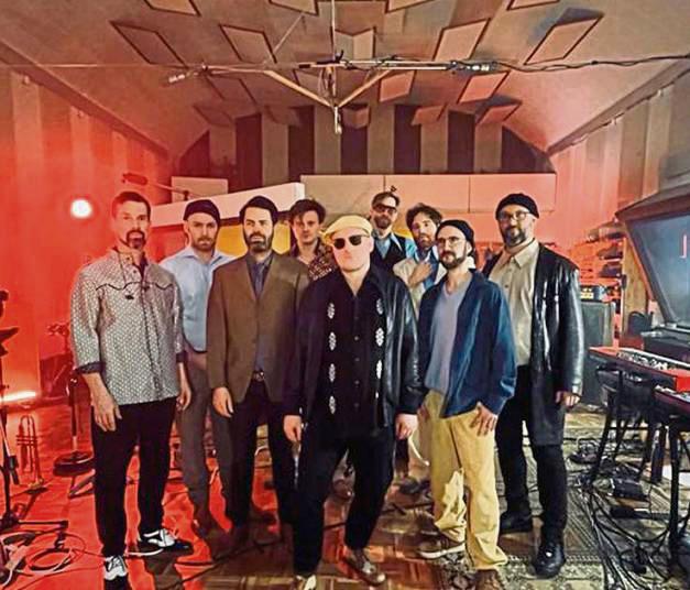 Optisch und musikalisch wollen Flo Mega & The Ruffcats ihrem Publikum einiges bieten.