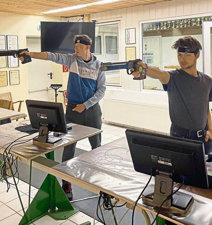 Die Lipperbrucher Nachwuchs-Sportschützen Luke Winterton und David Orru (v.l.) waren bei den Bezirks- und Kreismeisterschaften äußerst erfolgreich.