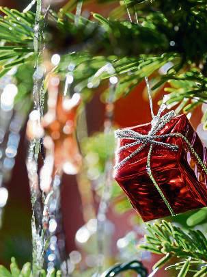 Früher war mehr Lametta: Silberne Streifen als Baumschmuck. Foto: dpa