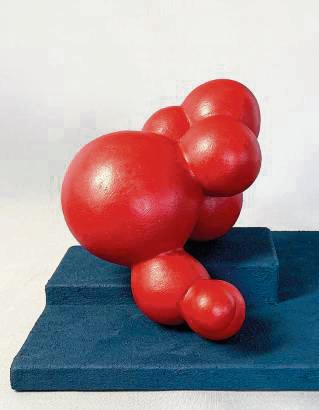 Manfred Webel schnitzt seine Skulpturen aus Holz oder knetet sie aus Ton, als „begreifbare“ Form in handlicher Größe.