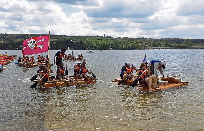 Am Möhnesee bauten Jugendliche in den Sommerferien unter Regie der Ini eigene Flöße.
