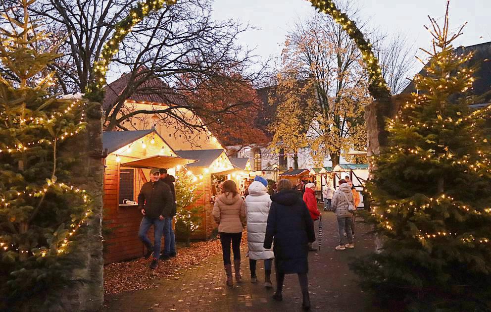 Der Weihnachtsmarkt in Störmede besticht durch eine ganz besondere Atmosphäre und zieht viele Gäste an. Foto: Ulrike Dietz