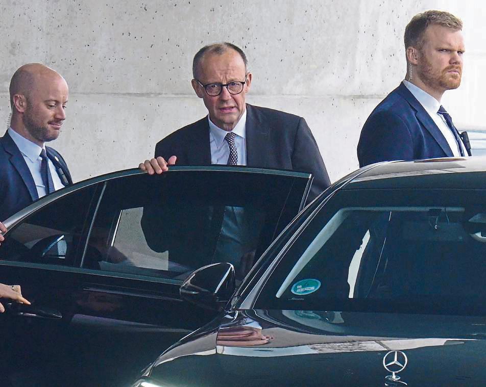 Während Friedrich Merz von Bodyguards geschützt wird, kümmert sich bald unter anderem die Polizei aus dem Kreis Soest um den Objektschutz beim künftigen Kanzler. Foto: Kappeler (dpa)