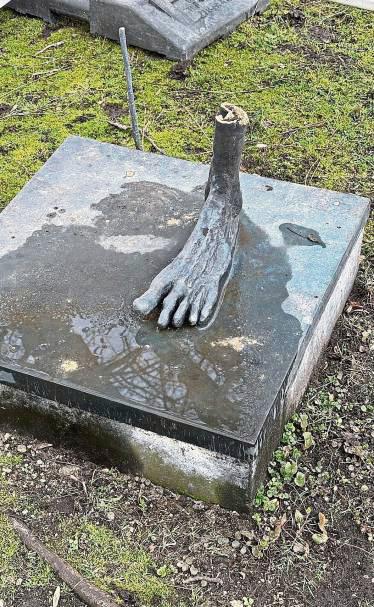 Unbekannte haben die Skulptur des Flötenspielers abgebrochen. Foto: Polizei