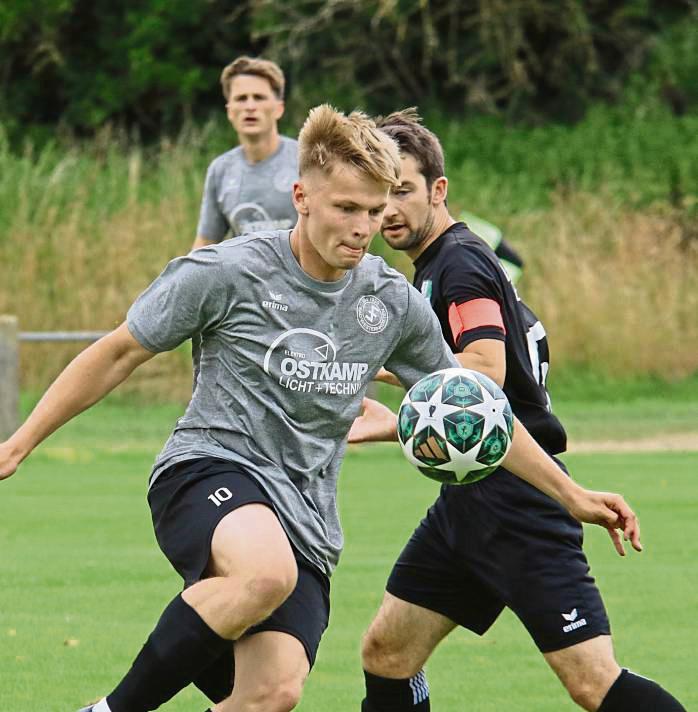 Einen Platz in der Startelf des SuS Bad Westernkotten beim Heimdebüt gegen RW Erlinghausen dürfte im Normalfall auch Lennart Belda (vorne) sicher haben. Foto: Wiegand