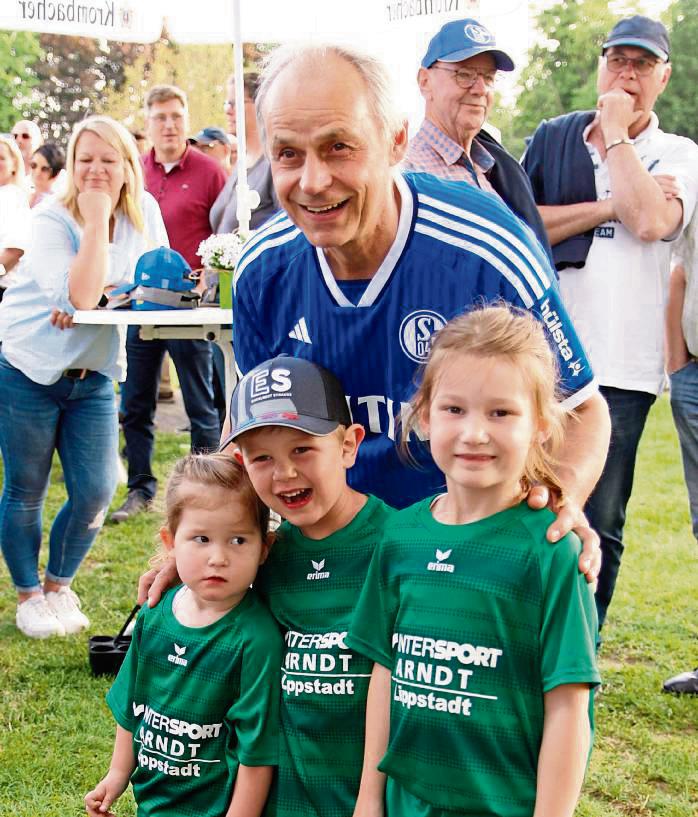 Schalke-Legende Olaf Thon präsentierte sich wie die gesamte S04-Traditionsmannschaft in Steinhausen sehr volksnah und erfüllte auch den Fotowunsch dieses jungen Trios.