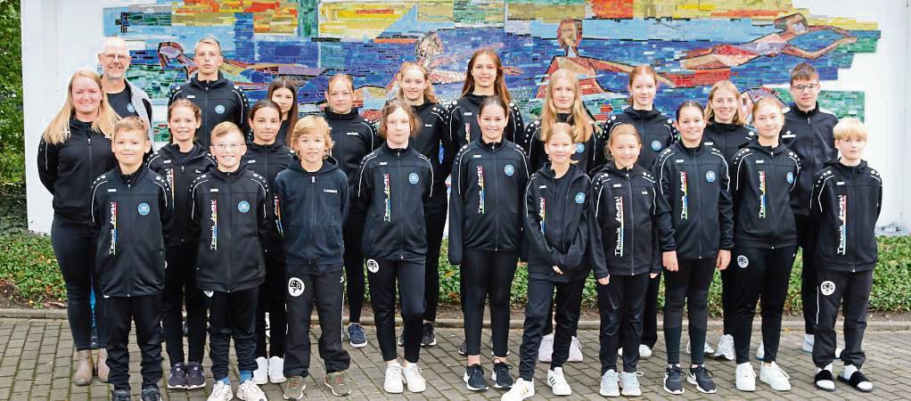 Zum aktuellen Schwimmkader von Teutonia Lippstadt gehören: (h.v.l.) Trainerin Sabine Andermahr, Trainer Jürgen Brink, Sina Berkenhaus, Luca Hosselmann, Miriam Malcharek, Mia Alice Wintz, Lena Jürgens, Romy und Eleni Schröder, Laura Ortmann, Greta Bock, Marlene Diers und Max Zimmermann; (v.v.l.) Nick Silling, Niklas Reuß, Lennart Johnigk, Lotta Meierkord, Tijana Simic, Carlotta Schneider, Levke Drews, Tamara Simic, Angelina Below, Lugh von Rennenkampff. Es fehlen: Eslem Bal, Frida Cedrola, Theresa Barth und Levke Langels.