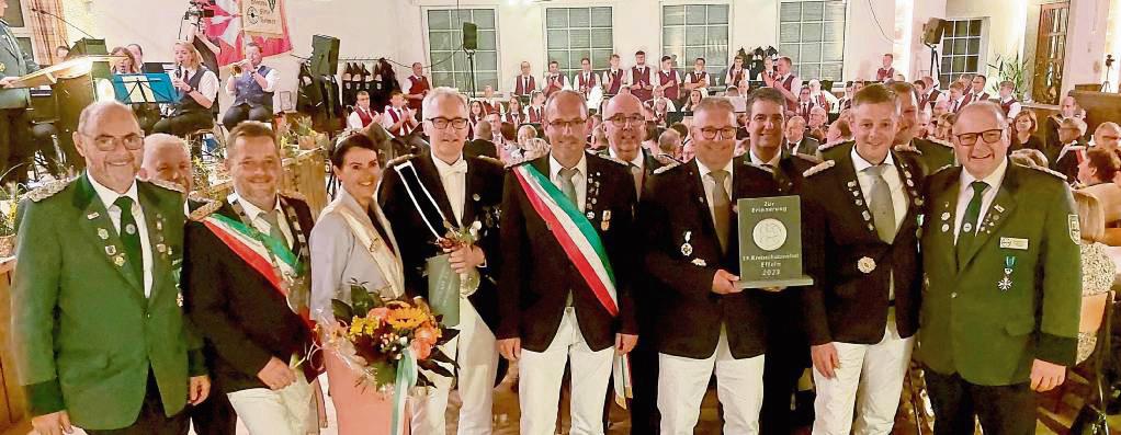 Beim Kommersabend in der Effelner Schützenhalle ging es festlich zu. Im Mittelpunkt standen dabei die Dorfgemeinschaft, das scheidende Kreiskönigspaar Wilhelm und Luise Gerling sowie Uwe Radke, der für besondere Verdienste ausgezeichnet wurde. Foto: Löseke