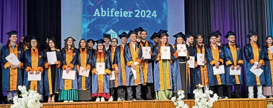 Ein besonderer Moment für die Abiturienten: Sie halten ihre Zeugnisse in den Händen.