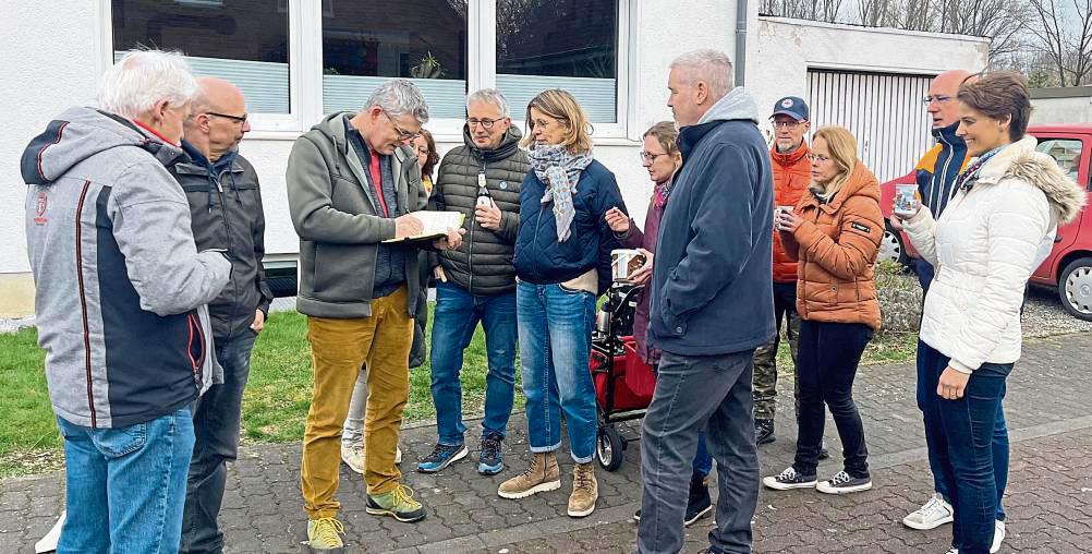 Die Sorgen und Probleme der Benninghäuser vermerkte sich Ortsvorsteher Oliver Bertelt beim „rollenden Stammtisch“ in seinem Notizbuch. Foto: Stukenschneider
