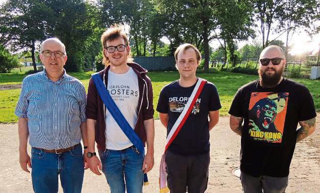 Jungschützenkönig Simon Loer (2.v.l.) wählte Magnus Lübbers (3.v.l.) zum Adjutanten. König Tony Simpson (r.) und Oberst Franz Westermann überreichten den Wanderpokal.