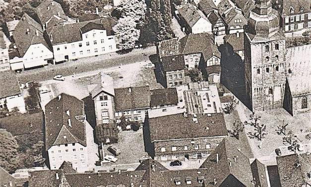 So frei wie heute war der Marktplatz lange nicht: Hier ein Bild aus dem Jahr 1960 mit Blick auf die alte Brauerei.