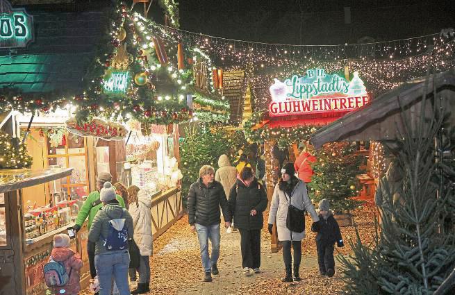 Eng zusammen stehen die Hütten auf dem Lippstädter Weihnachtsmarkt: Rauchmelder und Feuerlöscher sind deshalb Pflicht an jedem Stand. Foto: Bastian Puls