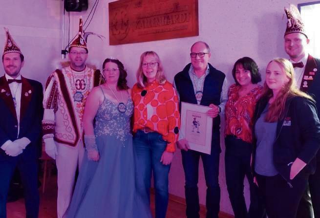 Den ersten Orden der Session bekam Olaf Fritsche (4.v.r.) verliehen. Er ist seit Jahren für den Druck der Werbeplakate des Karnevalsvereins verantwortlich. Foto: Lisa Pankoke