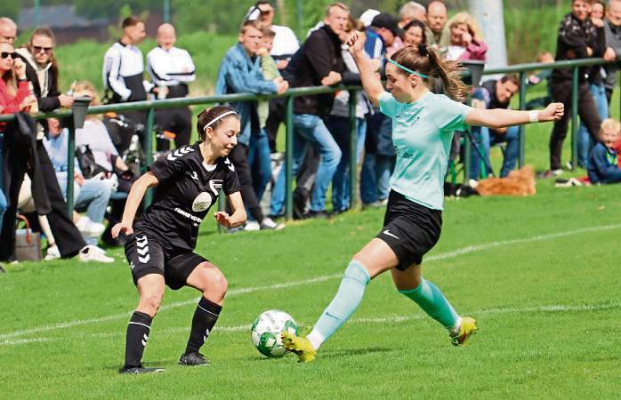 Für Stirpe (helles Trikot) geht es zum SC Enger, der am letzten Spieltag für eine Überraschung sorgte. Foto: Feichtinger