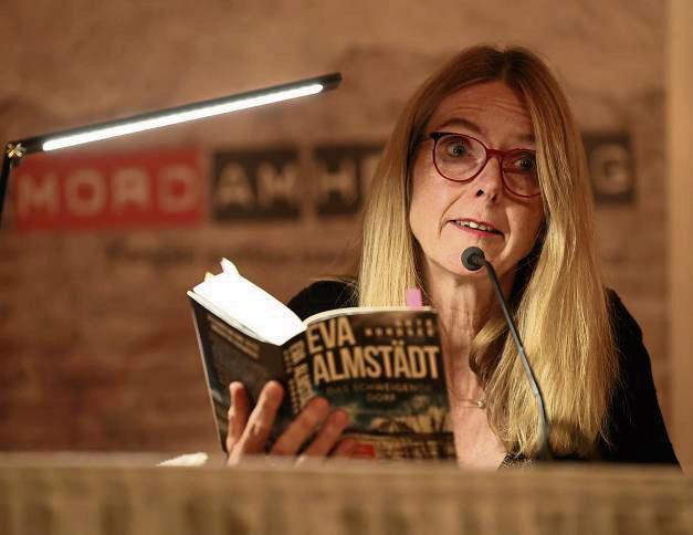Autorin Eva Almstädt liest aus ihrem Kriminalroman „Akte Nordsee – das schweigende Dorf“ Foto: Laame