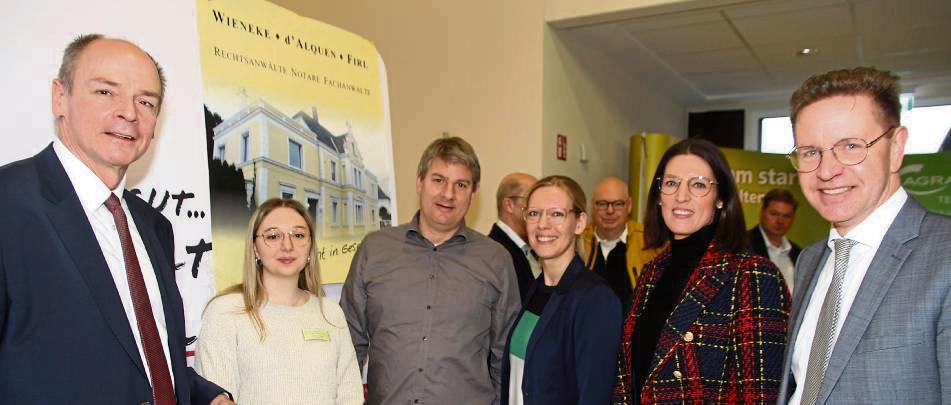 Eine interkommunale Azubi-Messe: Die beiden Bürgermeister am Stand von Rechtsanwalt und Notar Frank d‘Alquen aus Geseke. Auch die Kanzlei bildet aus und sucht neue Auszubildende als Rechtsanwaltsgehilfen. Foto: Büttner