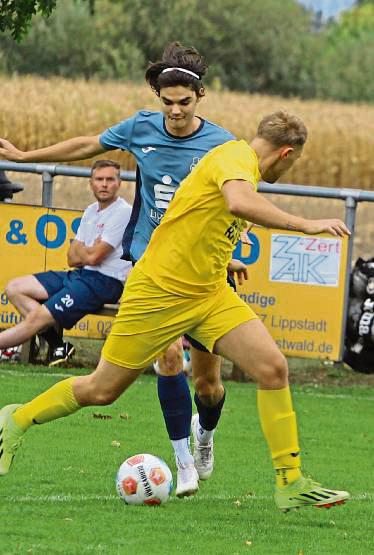 Lukas Knepper (am Ball) konnte mit dem VfL Hörste/Garfeln die Erwartungen bislang nicht erfüllen. Die Miceli-Elf steht nur auf Tabellenplatz 12. Foto: Hartmut Brand
