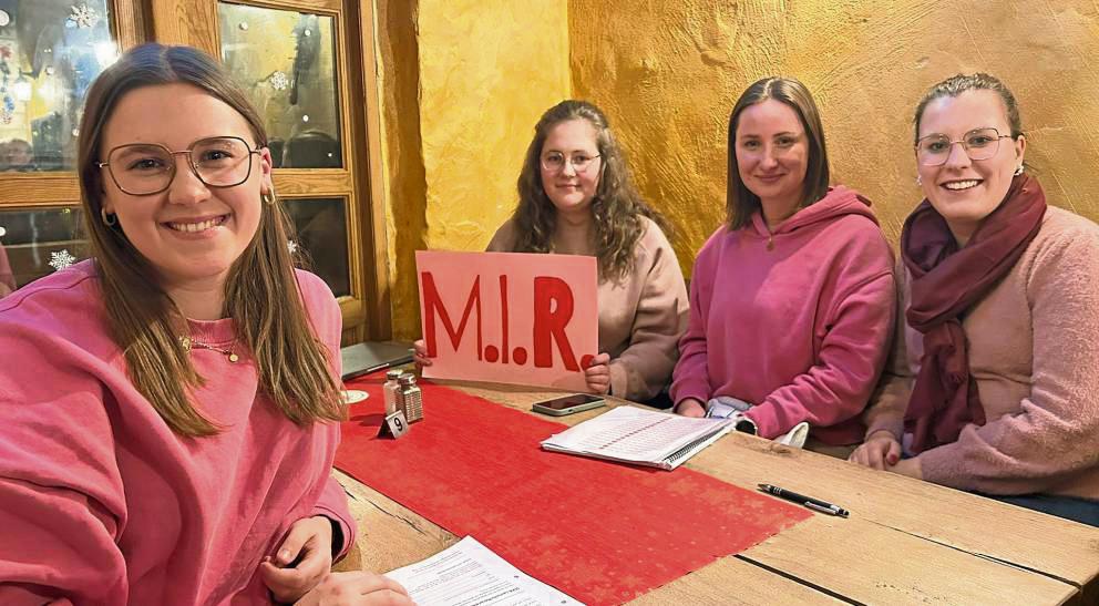 Zu Beginn des Jahres hat sich der Verein „M.i.R. – Mädels in Rüthen“ gegründet. Jetzt haben die beiden Vorsitzenden Carolin Cordes (r.) und Carolin Koslowski (2.v.r.) eine Bewerbung für den Heimatpreis eingereicht. Foto: Marcus Kloer