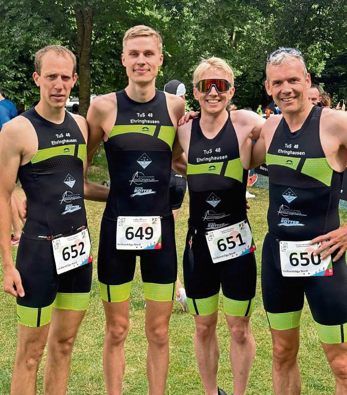 Bis auf den Silberrang kämpften sich (v.l.) Carsten Hönig, Matthias Gravendyk, Calvin Beck und David Kruse vom Tri-Team des TuS Ehringhausen beim zweiten Wettkampf der Triathlon-Verbandsliga Nord vor.