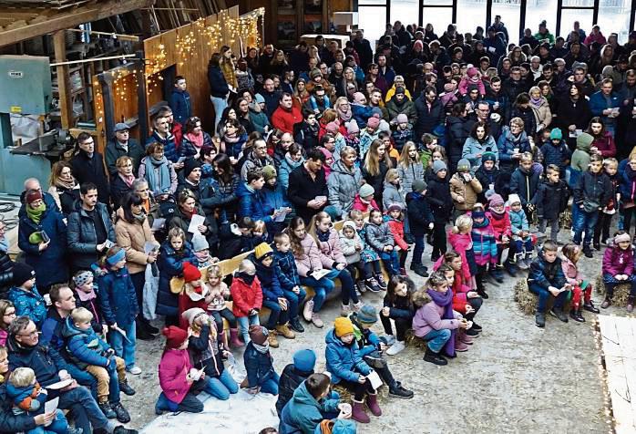 Viele kleine und große Besucher kamen an Heiligabend in die Halle der Zimmerei Hüske, um sich das Krippenspiel der Kinder anzuschauen. Fotos: Kloer