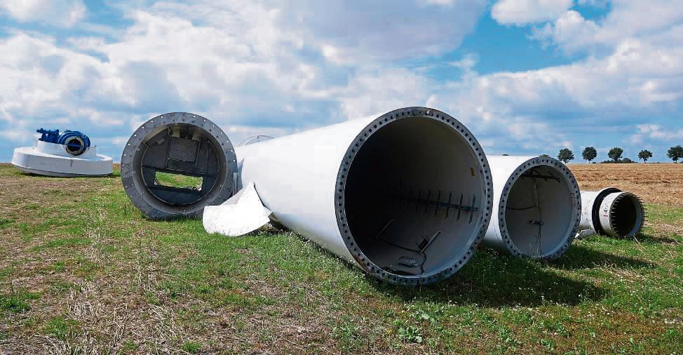 Sie liegen schon abgebaut im Gras und warten auf den Abtransport: die 16 Altanlagen des Windparks Spitze Warte. Foto: Bsdurek