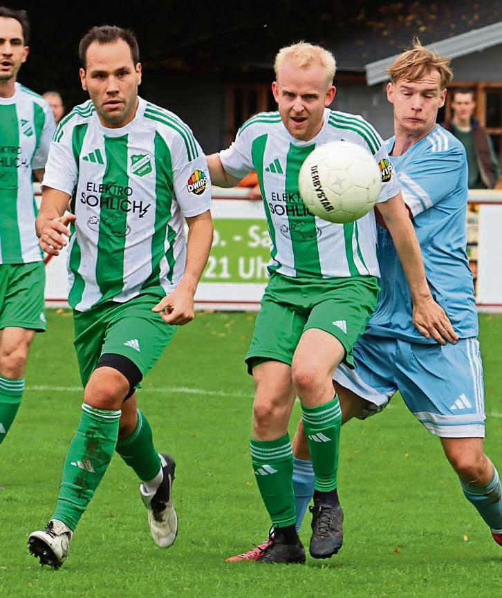Wenn nicht jetzt, wann dann?, fragt sich auch Stirpes Trainer Rolf Militzer vor dem Duell gegen Lipperode II. Die Germanen (in Grün-Weiß) sind zum Siegen verdammt. Foto: Uwe Feichtinger