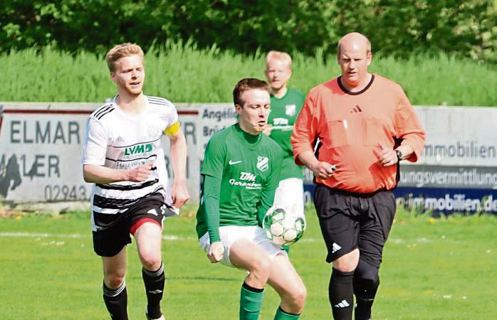 Seiner Favoritenrolle will Stirpe (in Grün) gegen den Tabellenletzten Suttrop/Kallenhardt II gerecht werden. Für Langeneicke (In Weiß) geht es nach Overhagen. Foto: Feichtinger