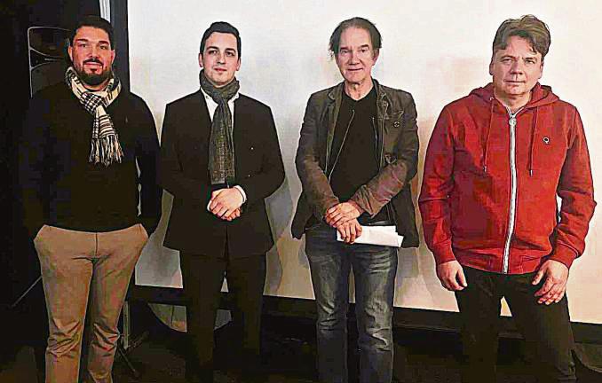 Kevin Maier und Giano Weiß (v.l.) vom Verein Deutscher Sinti Paderborn mit den Referenten Christoph Motog und Christian Frankenfeld. Foto: Dierk Hartleb