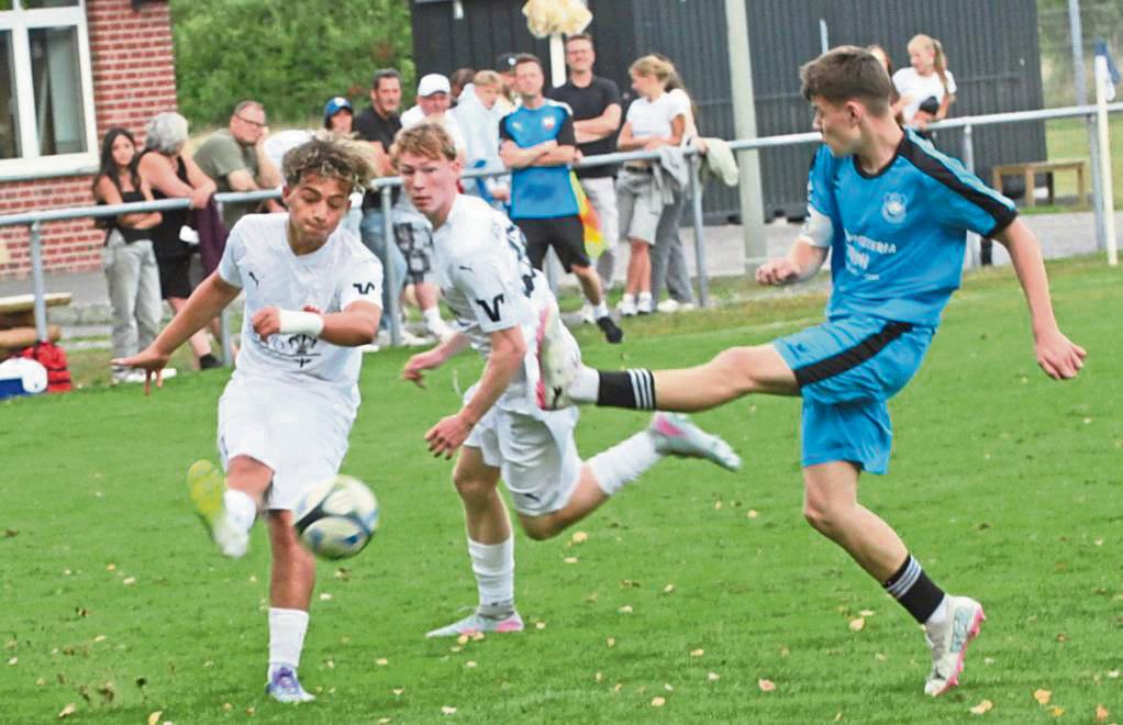 Dem ersten Auftritt auf der Landesliga-Bühne fiebern die A-Junioren des TuS Lipperode (in Weiß) entgegen, die gegen Wellensiek einen guten Start hinlegen wollen. Foto: Hans Dannhausen