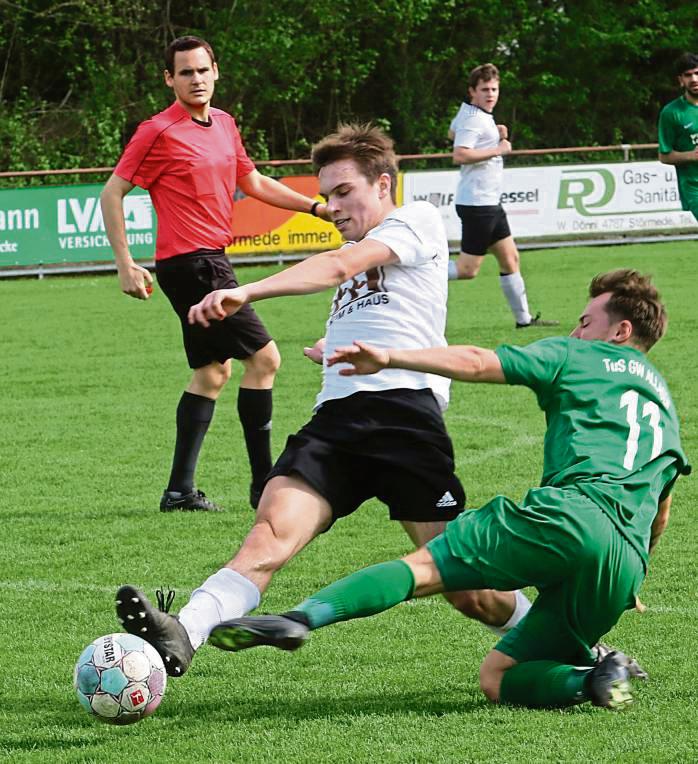 Eine bittere 1:2-Heimniederlage kassierte der SuS Störmede (in Weiß) gegen die Elf aus Allagen. Foto: Lütkehaus