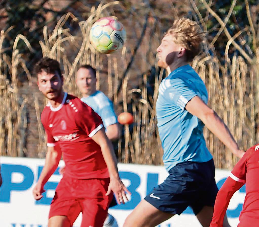 Mutig wollen die Akteure des FC Mönninghausen (in Blau) jetzt in Westönnen auftreten und hoffen, am Ende etwas mitnehmen zu können. Die Rot-Weißen aus Mastholte (in Rot) müssen gegen Wiedenbrück II alles raushauen, will man den Gästen Paroli bieten. Foto: Feichtinger