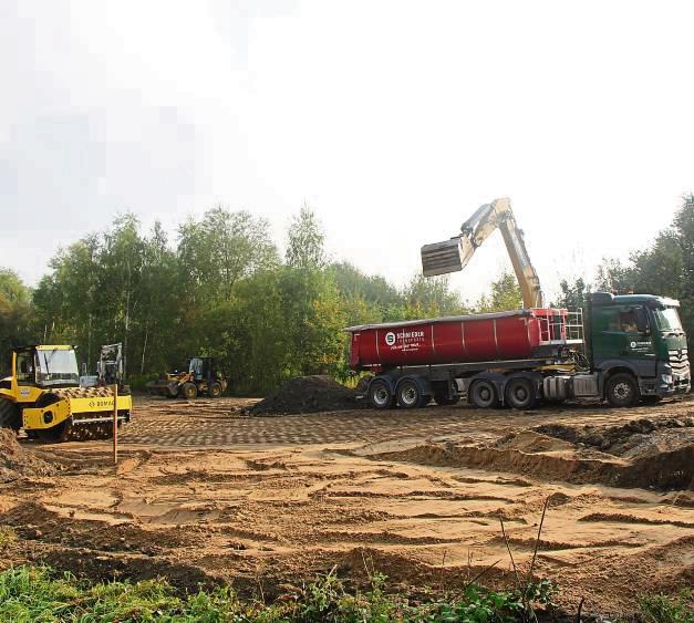 Es gibt neue Parkplätze: Am Bahnhof in Dedinghausen sind die großen Maschinen angerückt. Foto: Löseke