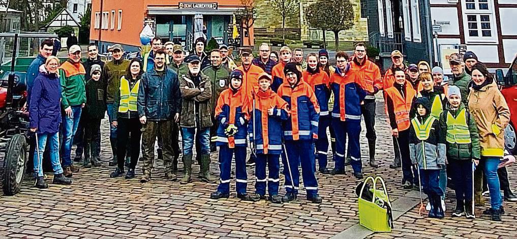40 Helfer starteten vom Erwitter Marktplatz aus in die Feldflurreinigung.