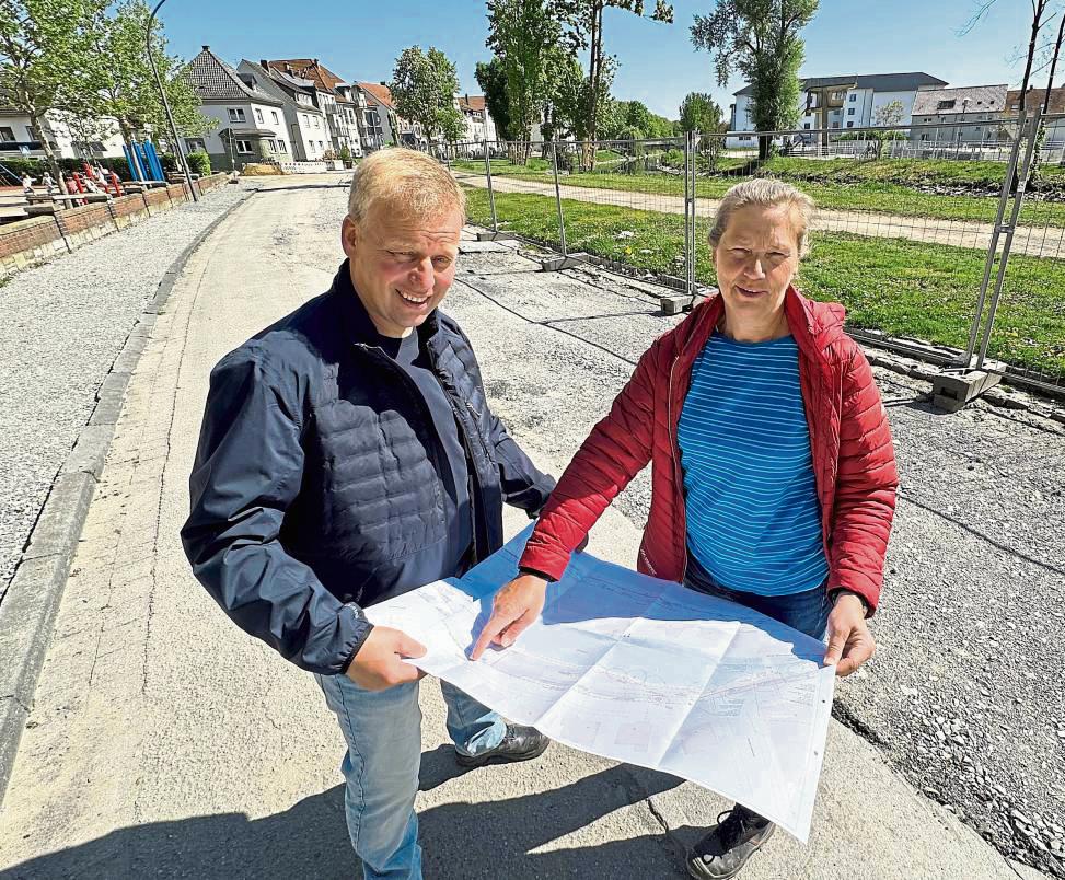Die Friedrichstraße bekommt ein neues Gesicht: Christian Kleineheilmann und Magdalene Winkelhorst verschaffen sich einen Überblick über den Baufortschritt. Fotos: Cegelski