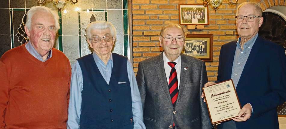 Zusammen 160 Jahre Cäcilia: Vorsitzender Günter Melcher (2.v.l.) freut sich gemeinsam mit den Jubilaren Dieter Köhne (l.), Hermann Raker (2.v.r.) und Heinz Sauer. Foto: Bertermann