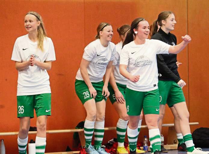 Müssen sich starker Konkurrenz stellen: Die Fußballerinnen von Germania Stirpe hoffen, dass sie auch nach dem Turnier in Dortmund-Brackel etwas zu Feiern haben. Foto: Feichtinger