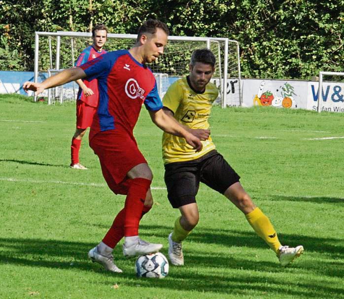 Lukas Althoff (r.) tritt mit der Reserve des SuS Bad Westernkotten am Sonntag beim FC Mönninghausen an. Foto: Schlink