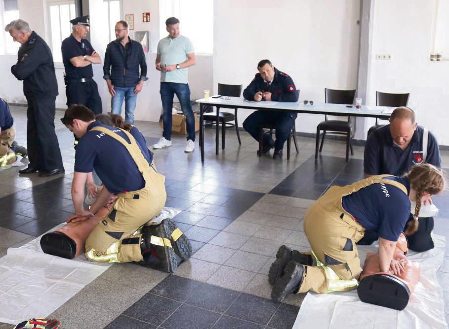 Bei der Reanimation wurden die Kameradinnen und -kameraden mächtig gefordert.