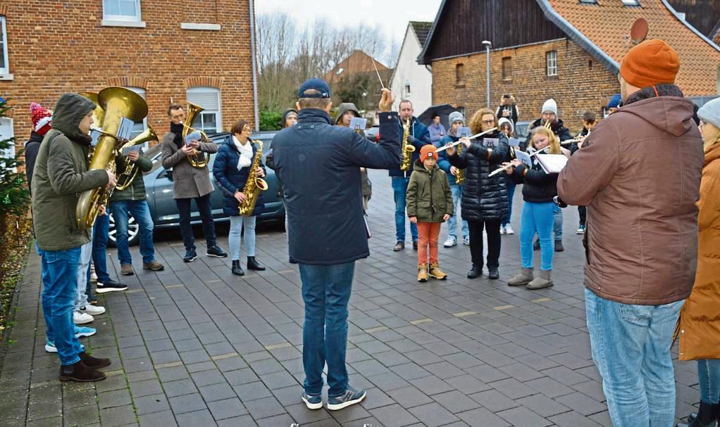 An Heiligabend spielte der Musikzug wieder Musik im Dorf und sammelte Spenden. Foto: Korf