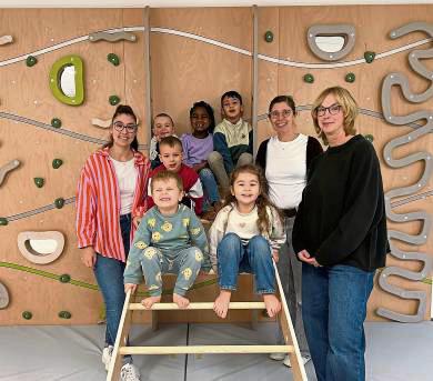 Große Freude über die Kletterwand: Chiara Staude (Einrichtungsleitung) bedankt sich mit den Kita-Kindern bei der Karl-Bröcker-Stiftung, hier vertreten durch Doris Bernert und Eva Beyerstedt.