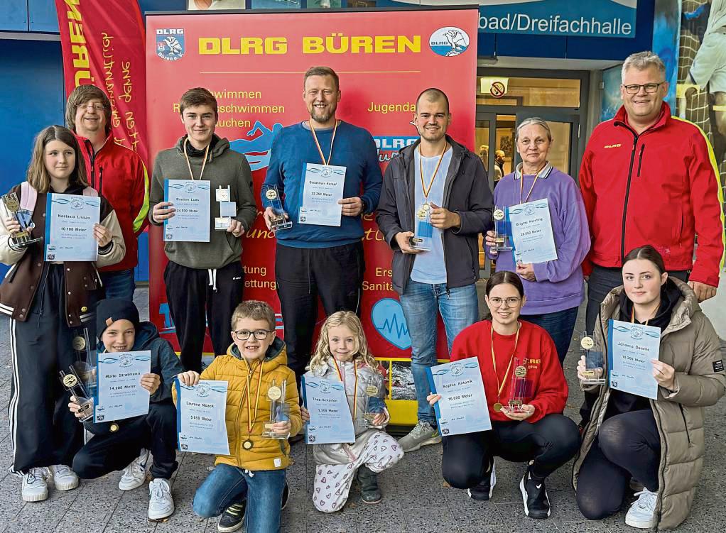 Das 24-Stunden-Schwimmen in Büren konnte endlich wieder stattfinden. Paul Lieske (h.2.v.l.) und Dirk Kleeschulte (h.r.), 1. und 2. Vorsitzender der DLRG-Ortsgruppe, zeichneten die Sieger der einzelnen Altersklassen aus.