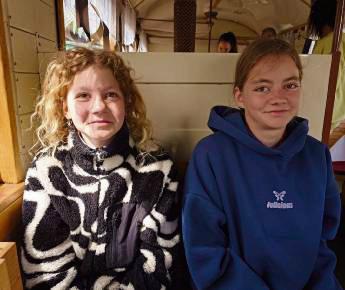 Mächtig stolz auf ihre Leistungen durften Marit (l.) und Leoni Ehrich vom SSV Böckum-Norddorf bei den Landesmeisterschaften im Sportschießen sein.