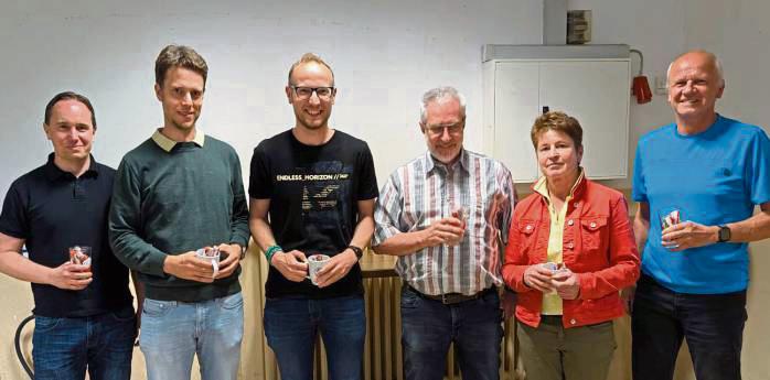 Als Aufsteiger konnten sich auch die 4. Herren mit (v.l.) Hauke Gregor, Daniel Beuse, Marcel Sisolefsky, Ralf Heckmann, Petra Brannekemper und Werner Nilles feiern lassen.