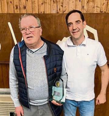 Voller Einsatz für den Berenbrocker SV. Viele Jahre war Reinhard Steinhoff (l.) in verschiedenen Funktionen für den Verein tätig, zuletzt als 1. Vorsitzender. Zu seinem Nachfolger wurde jetzt Christian Dill (r.) gewählt.