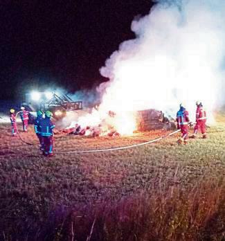 Die Feuerwehr löschte brennende Strohballen auf einem Feld an der Lindentalstraße. Foto: Feuerwehr Rüthen